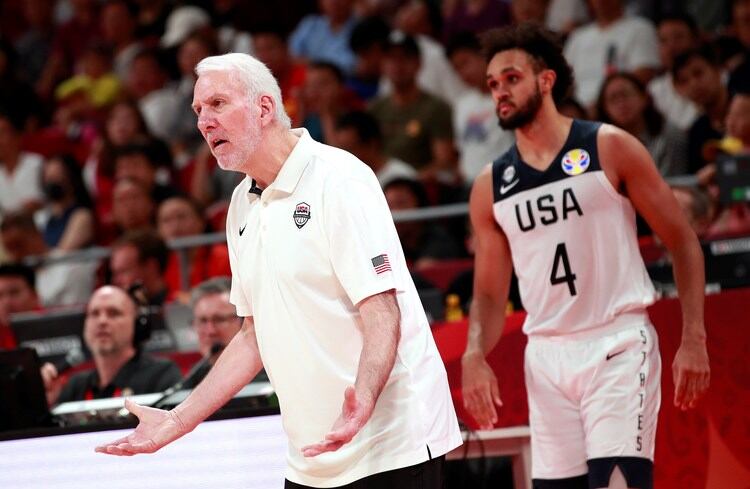Popovich se dirige a sus jugadores en un momento del partido. 