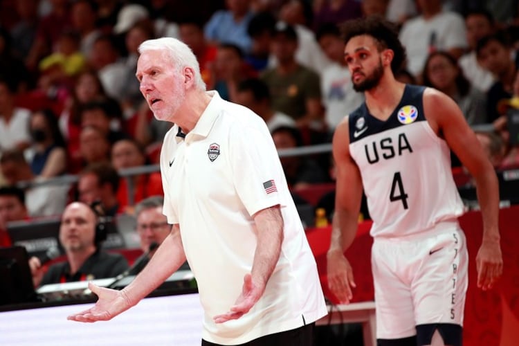Popovich se dirige a sus jugadores en un momento del partido.