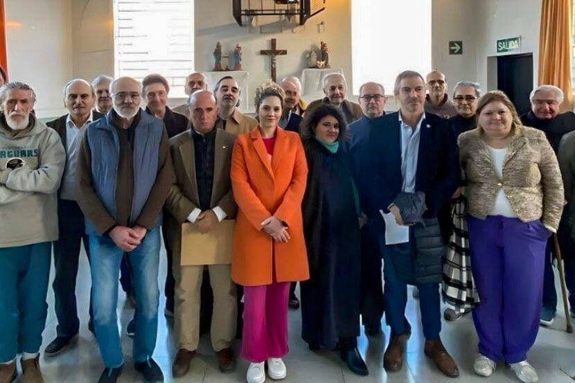 Los diputados libertarios junto a los genocidas presos en Ezeiza.