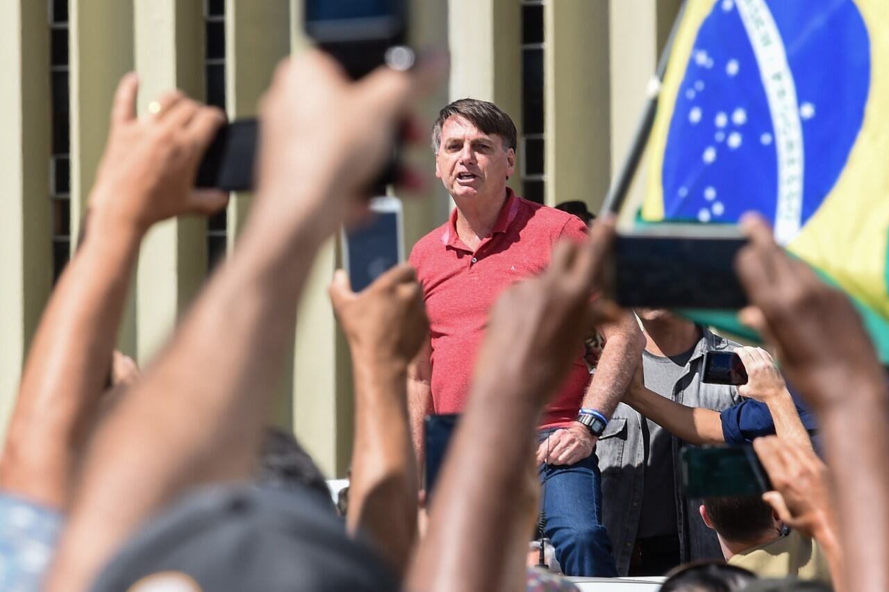 Jair Bolsonaro asediado por los números de la pandemia.