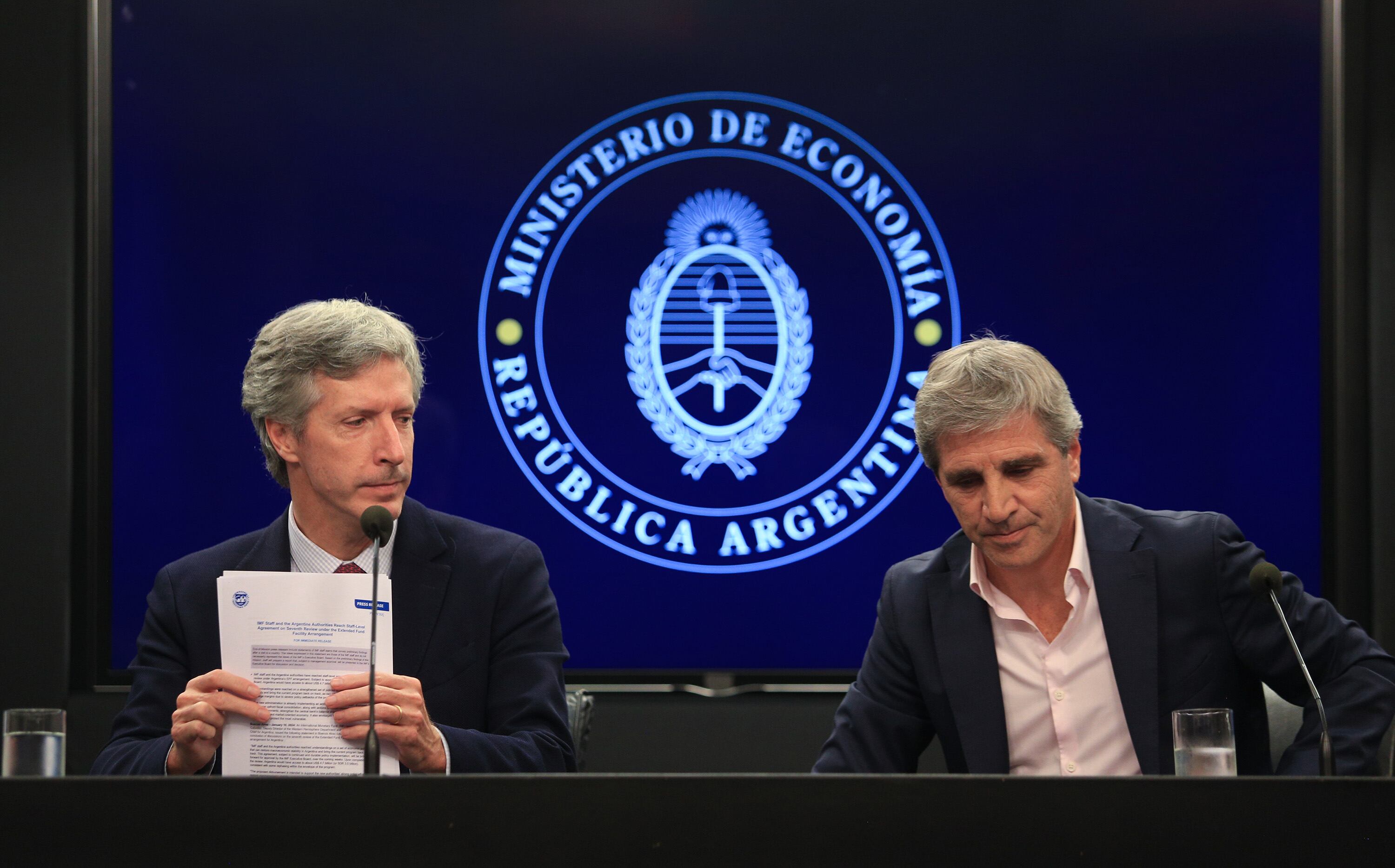 Santiago Bausili y Luis Caputo, miembros del equipo económico de Javier Milei