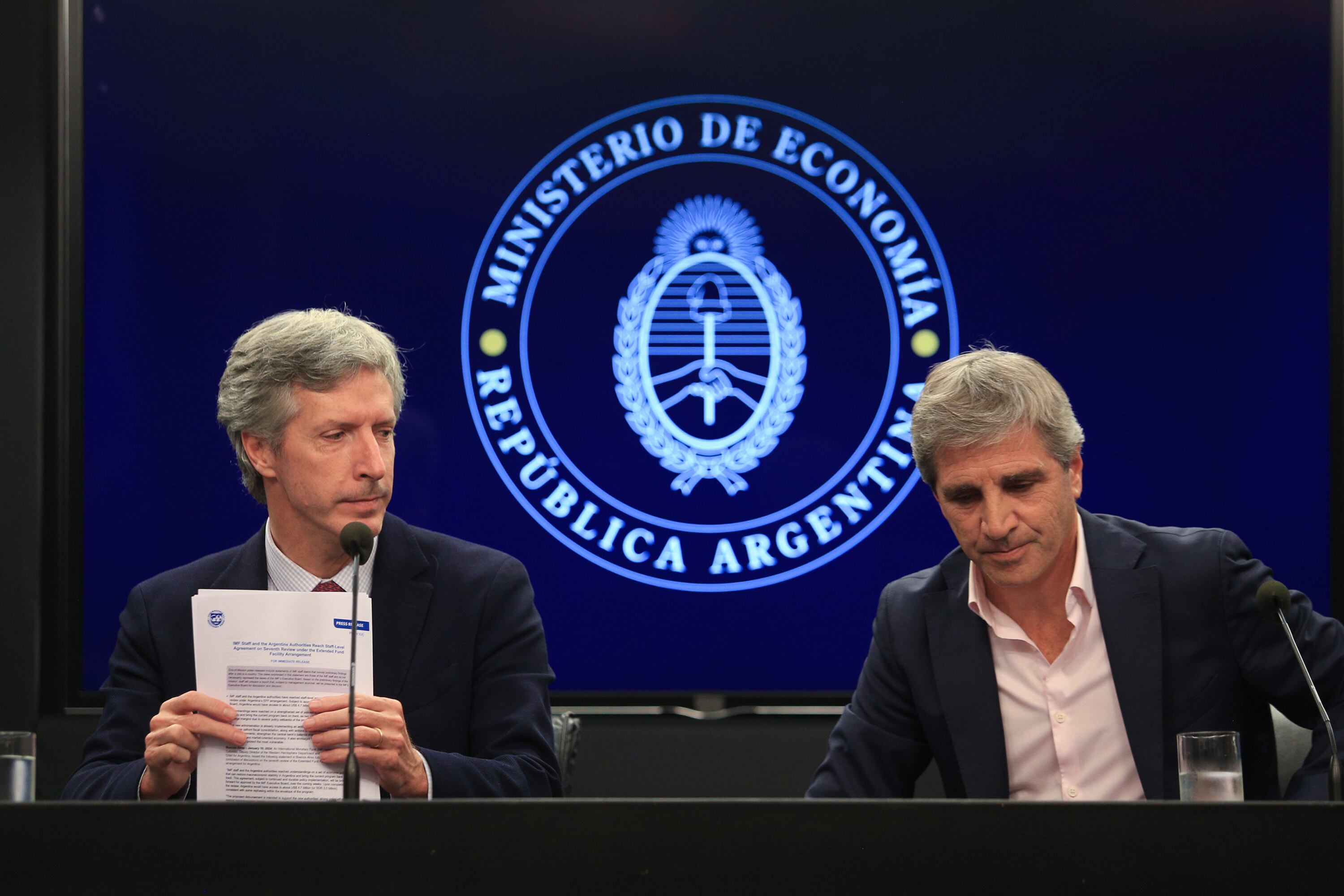 Santiago Bausili y Luis Caputo, miembros del equipo económico de Javier Milei