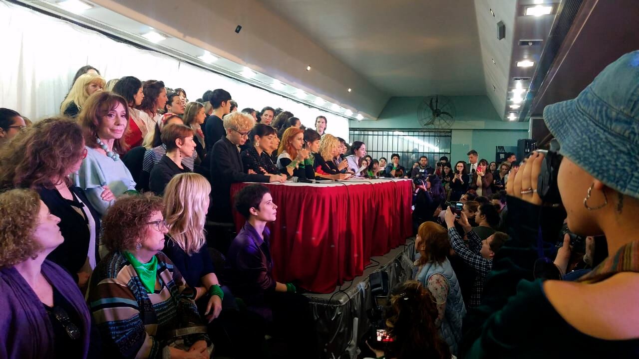 Las actrices organizaron una nutrida conferencia y leyeron un documento.