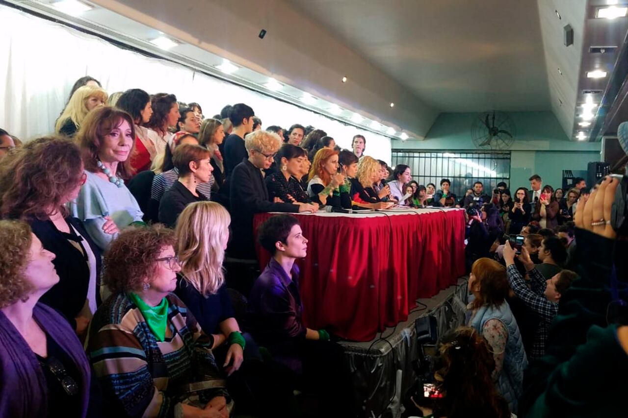 Las actrices organizaron una nutrida conferencia y leyeron un documento.