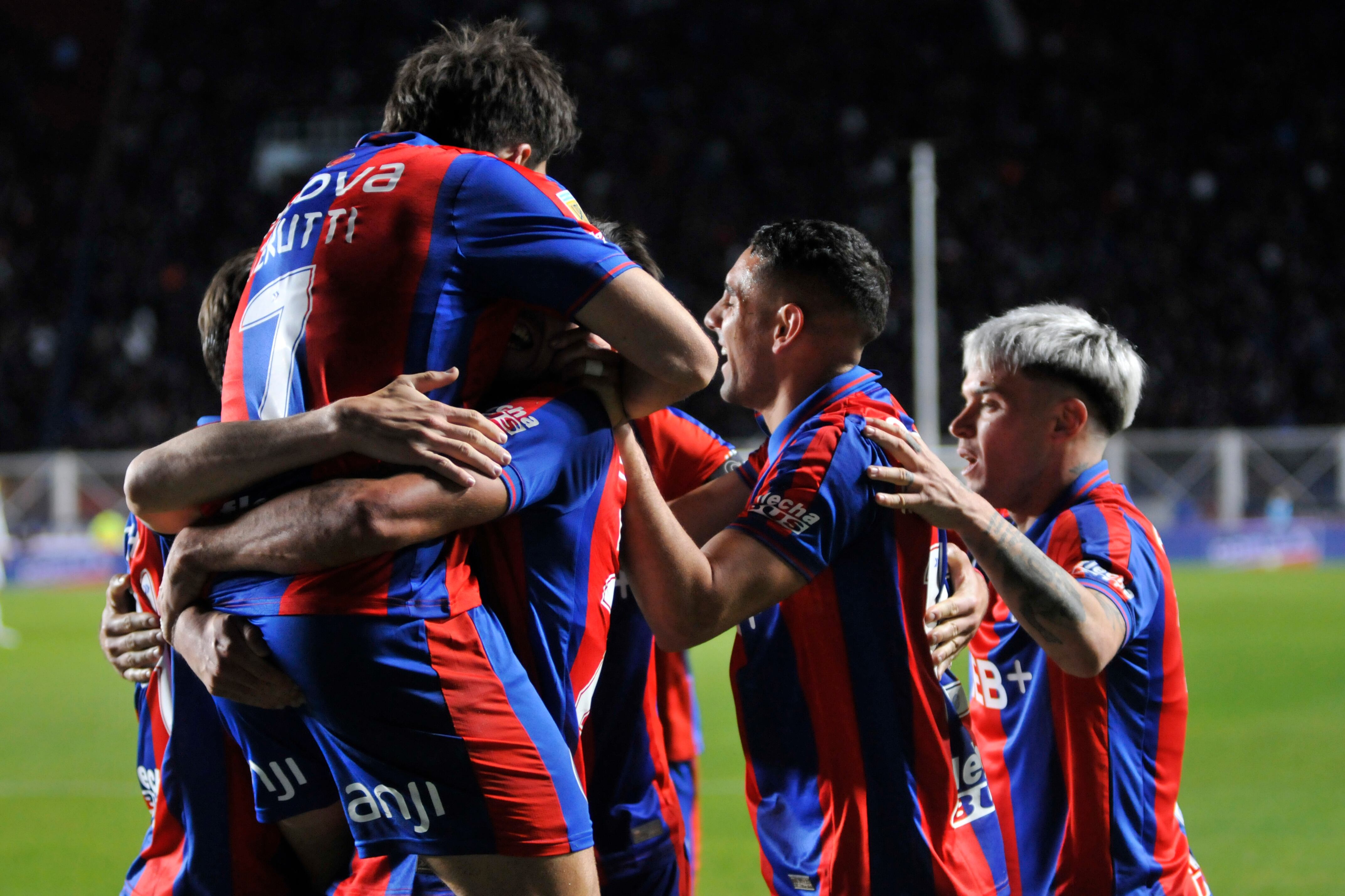 Todo San Lorenzo abraza a Cuello, autor del gol de la victoria