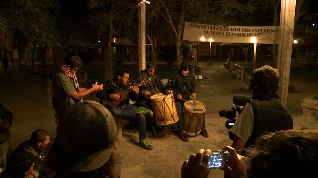 Divididos en la plaza de Tilcara, en una guitarreada nocturna.