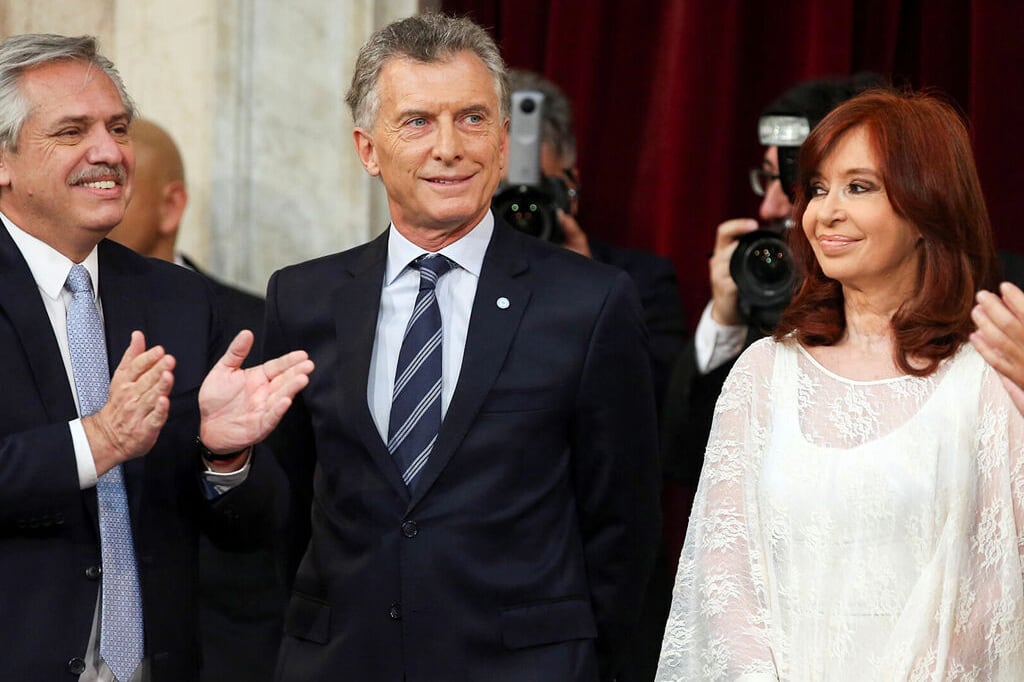 Alberto Fernández, Mauricio Macri y Cristina Kirchner antes de realizar el traspaso de mando en 2019.