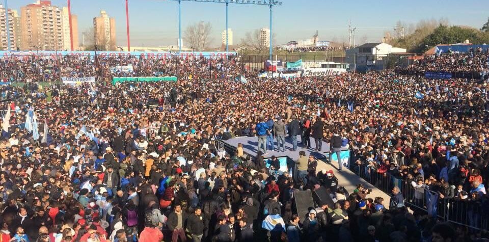 Miles de personas están ya dentro de la cancha de Arsenal.