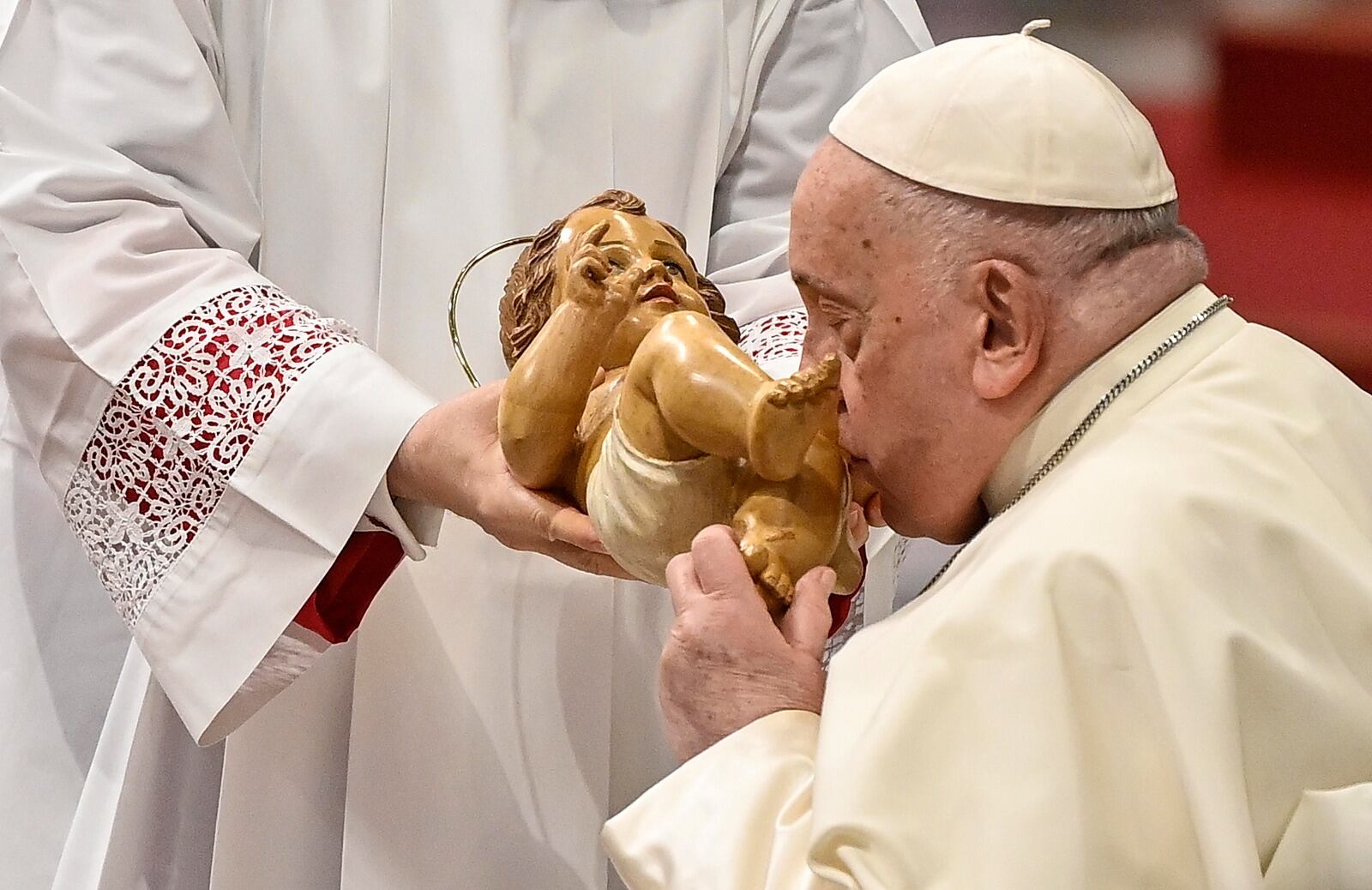 El Papa aprobó la autorización de bendecir a parejas del mismo sexo.  