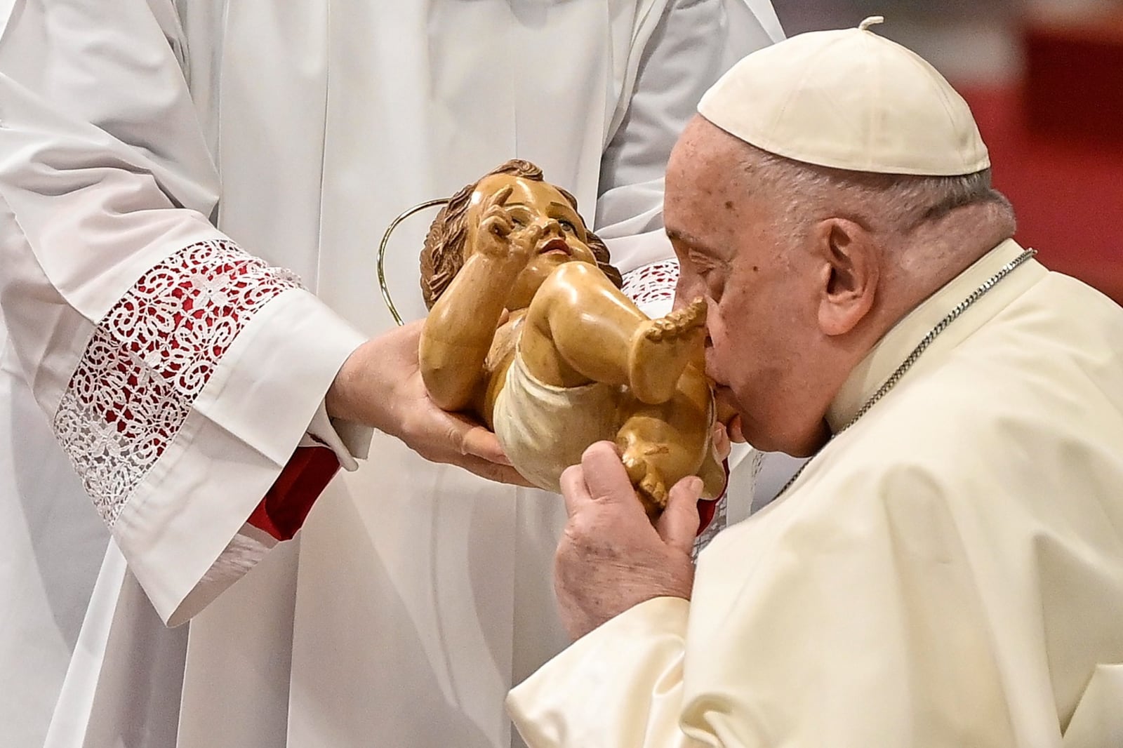 El Papa aprobó la autorización de bendecir a parejas del mismo sexo.