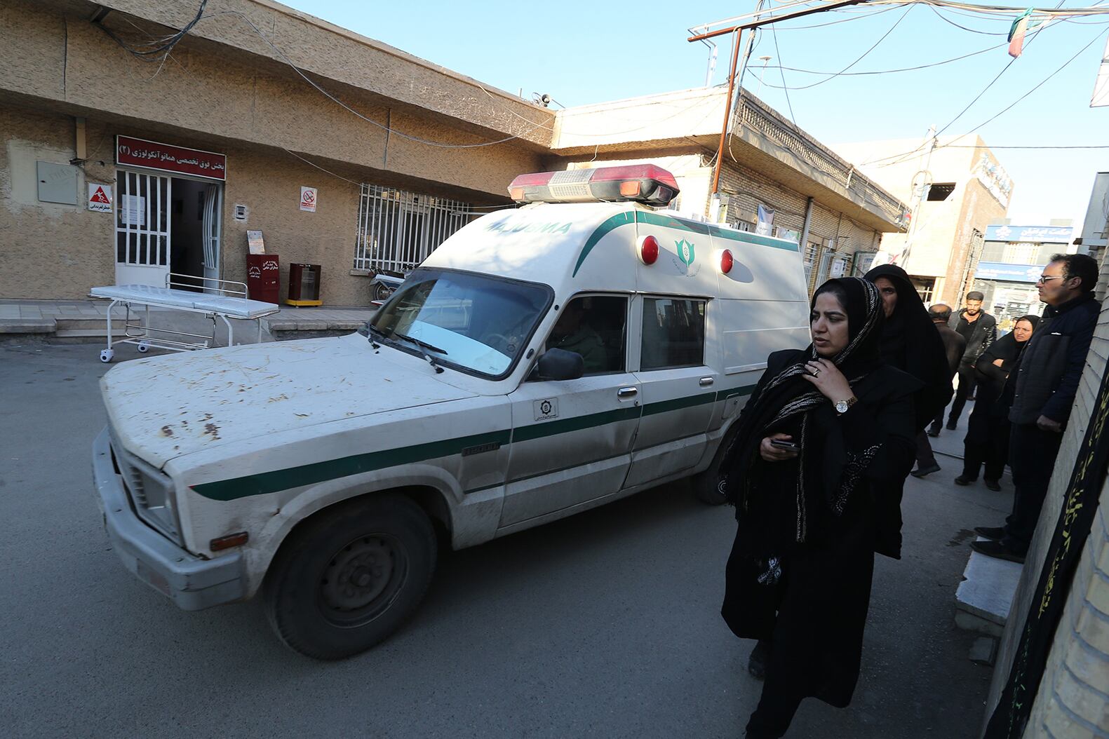 Familiares de víctimas llegan al hospital de Kerman tras la estampida en el funeral de Soleimani.