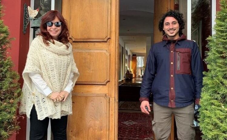 Cristina Kirchner en la puerta de su casa en El Calafate junto a Federico Pazo.