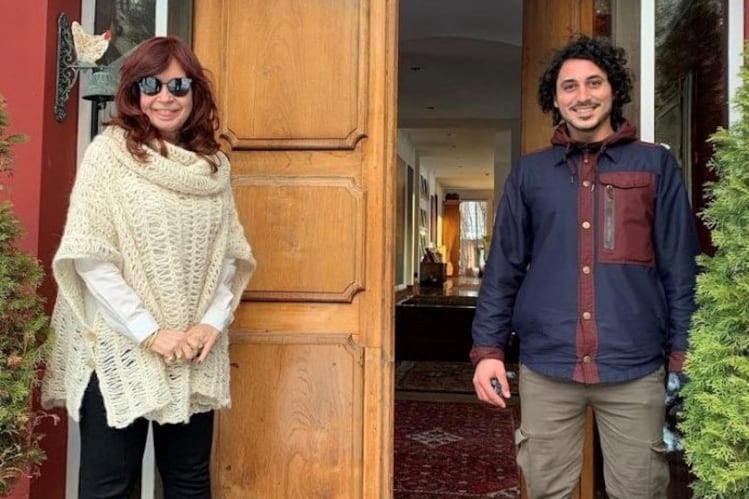 Cristina Kirchner en la puerta de su casa en El Calafate junto a Federico Pazo.