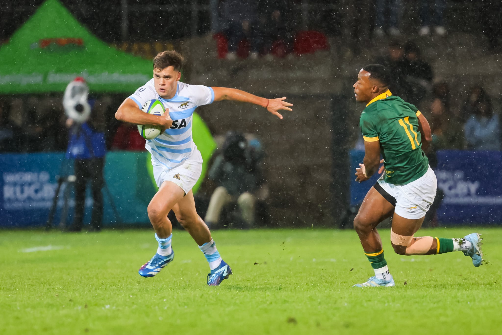 Timoteo Silva supera a un rival sudafricano