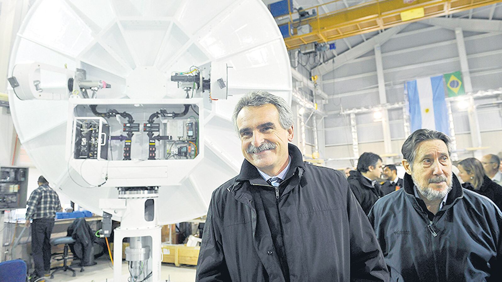 Agustín Rossi en la sede del Invap en Bariloche, cuando dio marcha a la primera parte del convenio con la empresa.