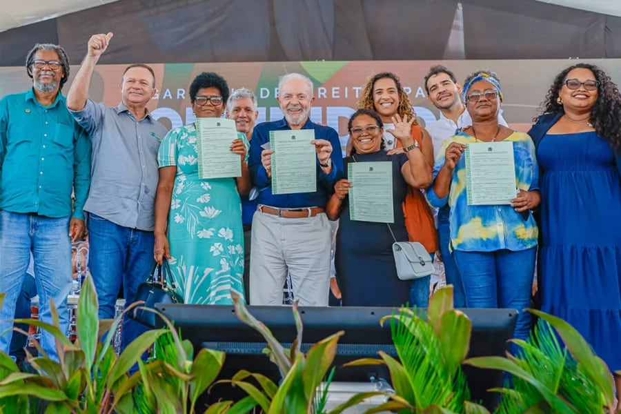 Lula y sus ministros, durante la ceremonia de firma del Término de Conciliación, Compromisos y Reconocimientos Recíprocos, relativo al Acuerdo de Alcântara, en la Praça da Matriz, en Alcântara (MA). Imagen: Ricardo Stuckert/PR