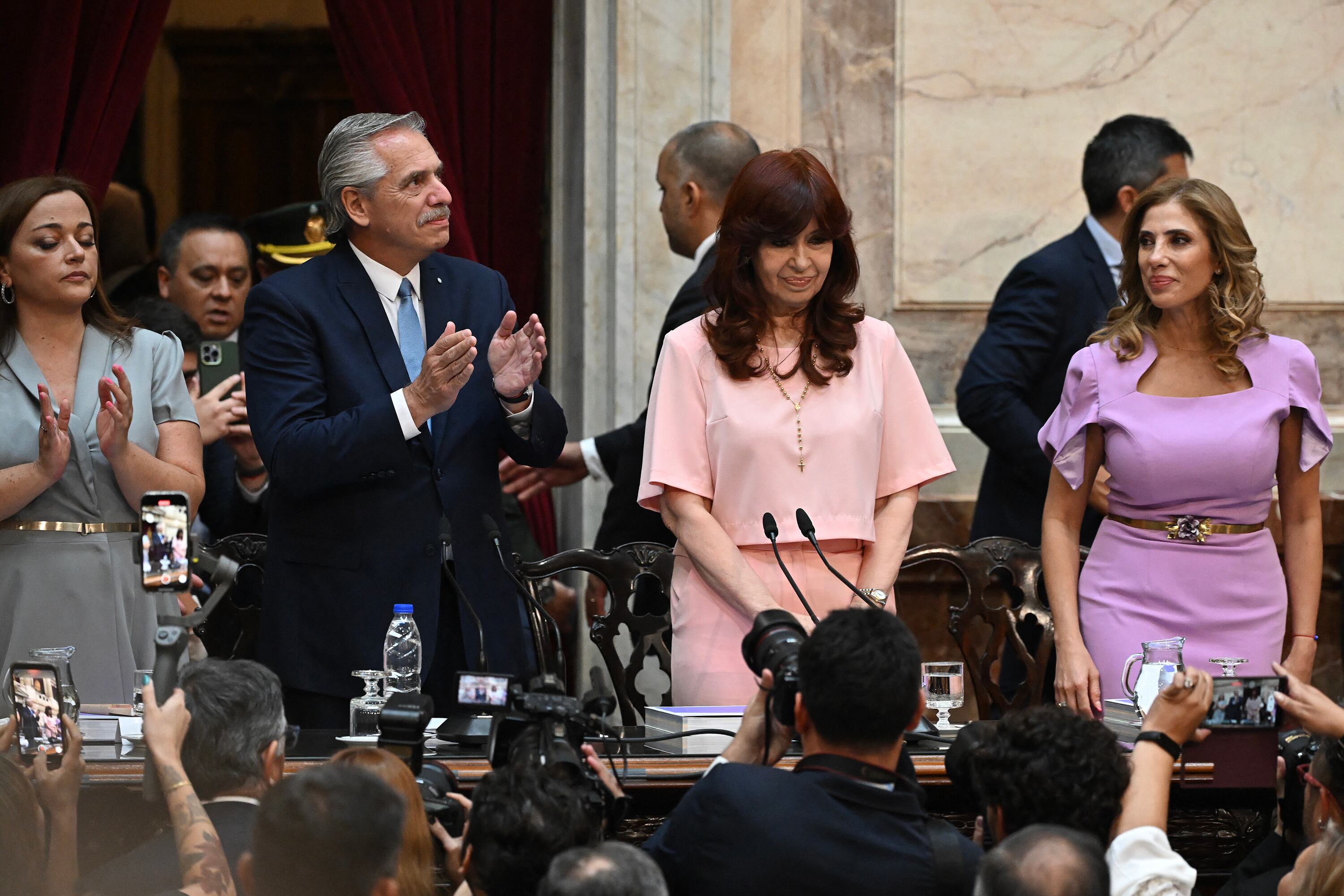 Alberto Fernández junto a Cristina Kirchner ante la Asamblea Legislativa.