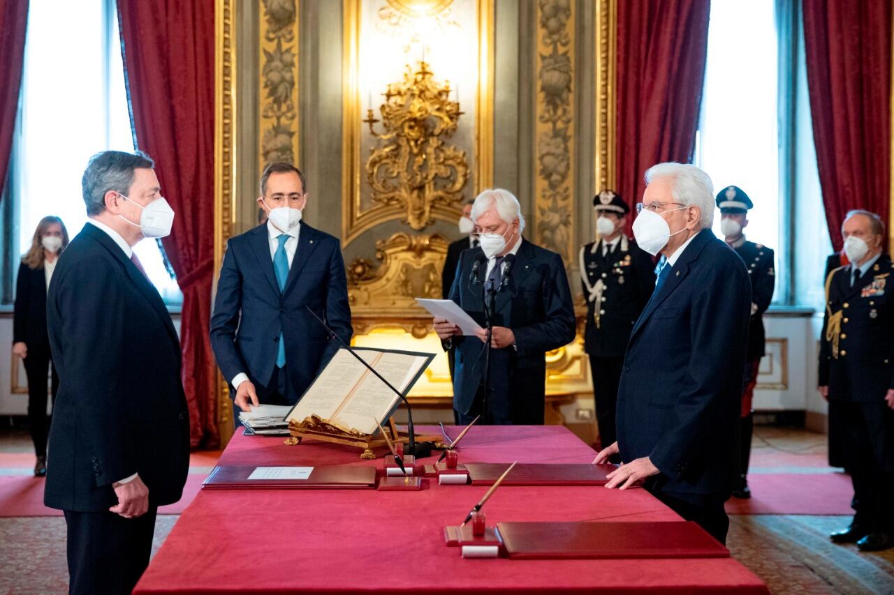 Draghi (izq.) jura ante Mattarella (der.) en el palacio del Quirinale.
