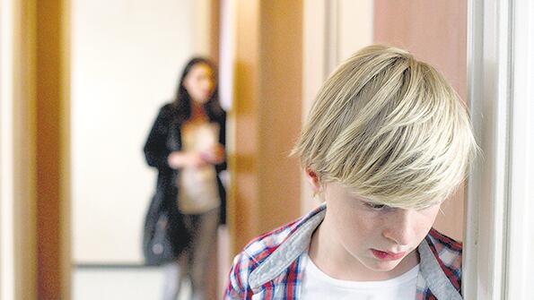 En el centro de la historia está el pequeño Julien, foco de la disputa entre los divorciados.