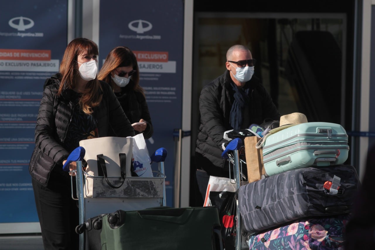 Quienes regresen a la Argentina desde el exterior siguen teniendo la obligación de hacer cuarentena.