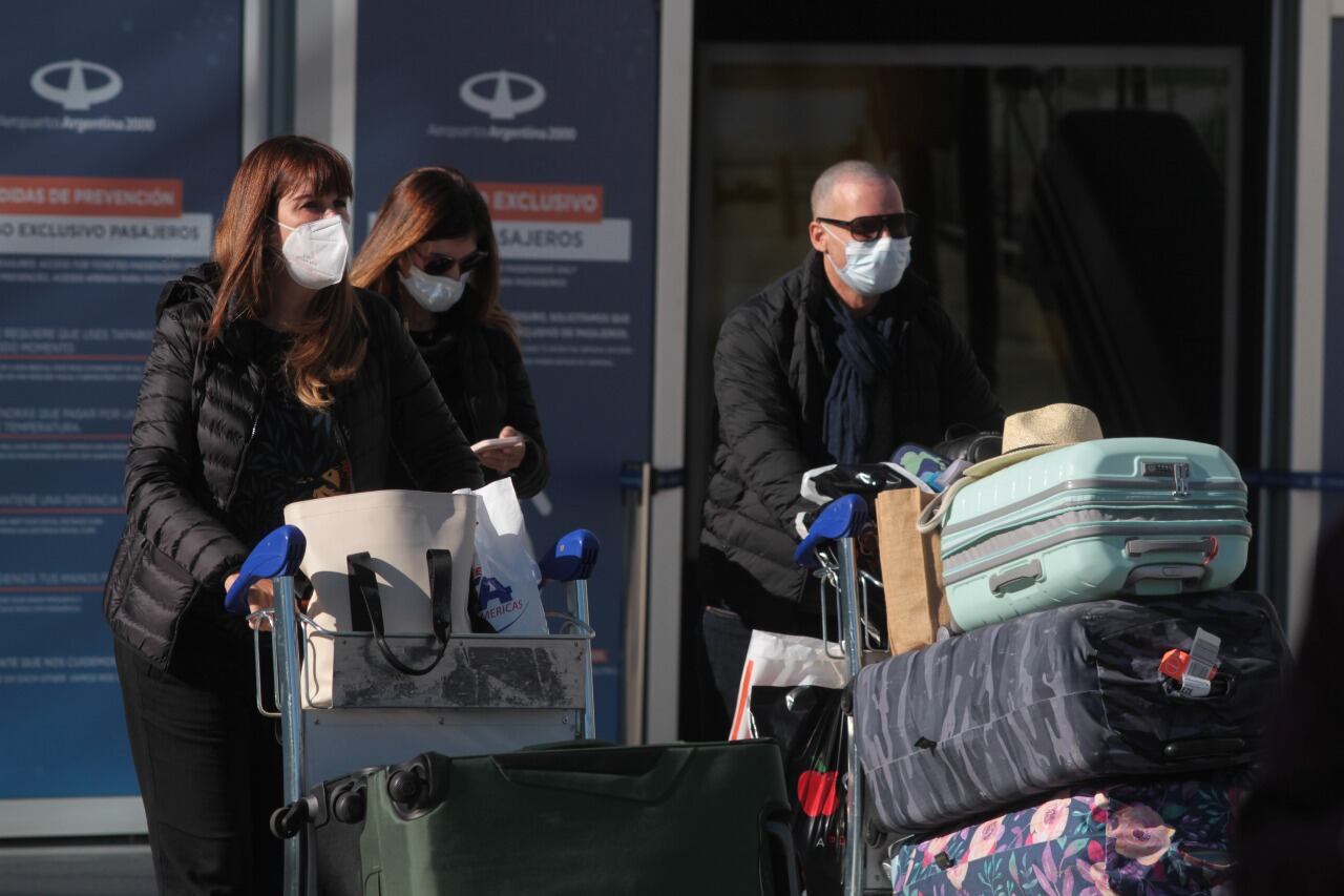Quienes regresen a la Argentina desde el exterior siguen teniendo la obligación de hacer cuarentena.