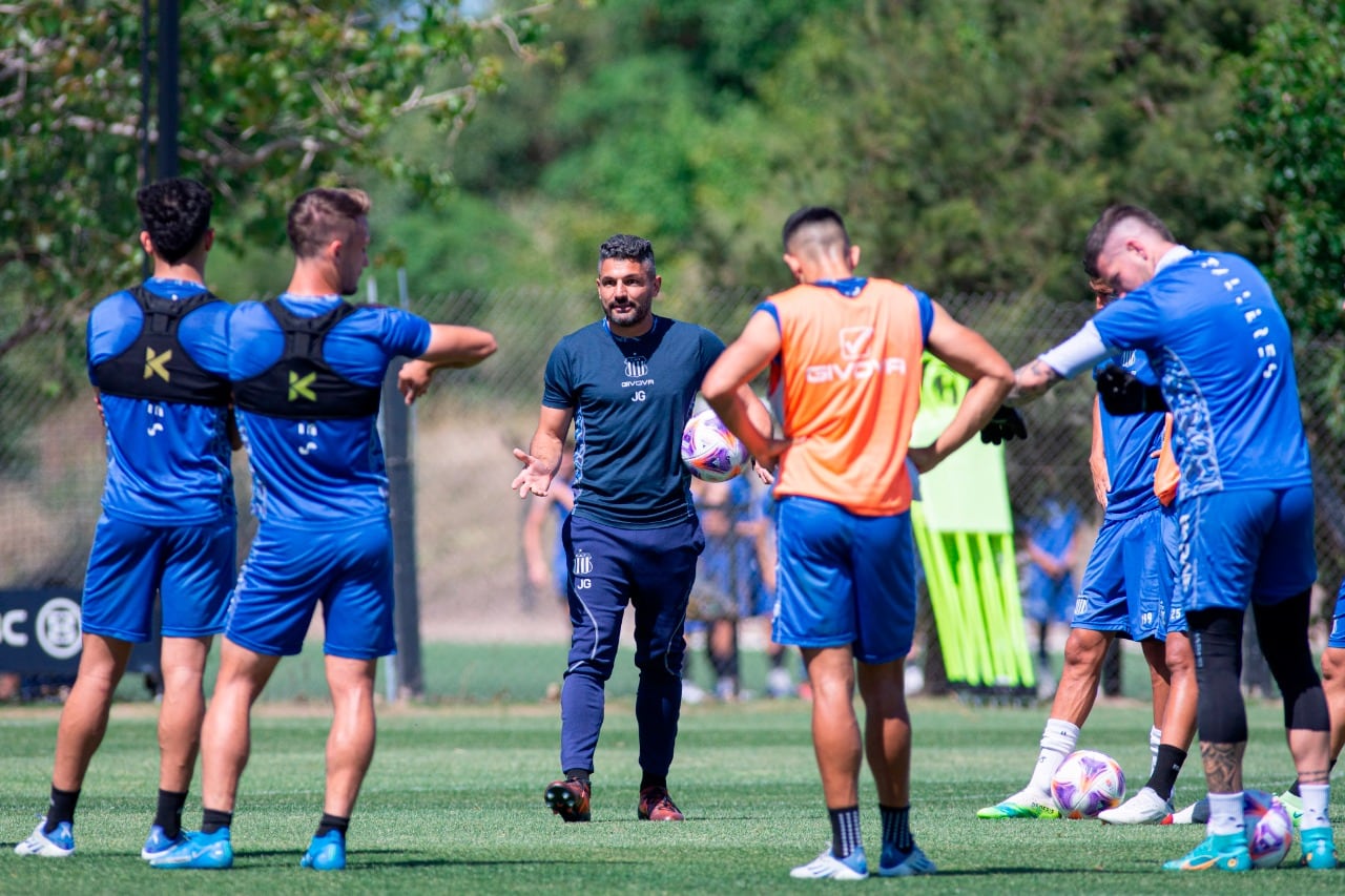 El DT Javier Gandolfi da indicaciones al plantel cordobés