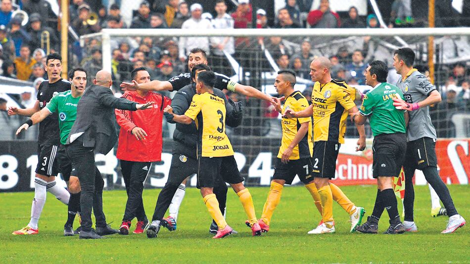 El árbitro Vigliano suspendió el partido tras el ingreso a la cancha del jugador Leandro Freyre.