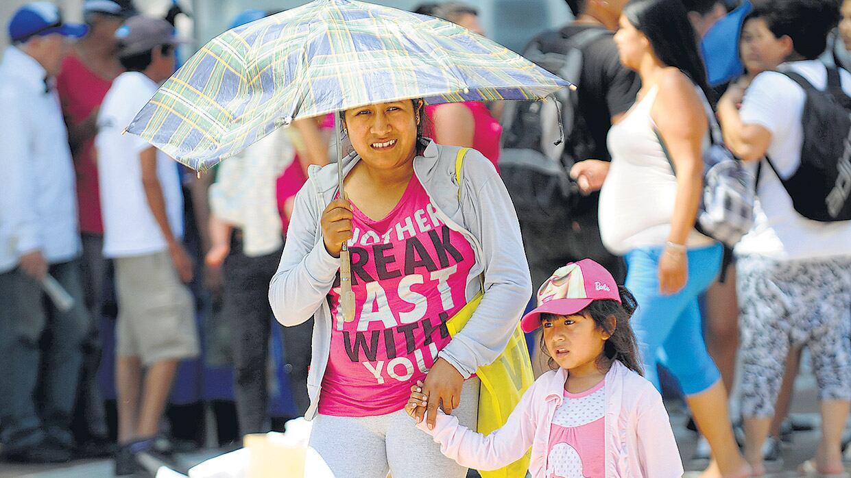 Todo, hasta un paraguas que parece derretirse, fue usado ayer para intentar protegerse del espantoso calor.