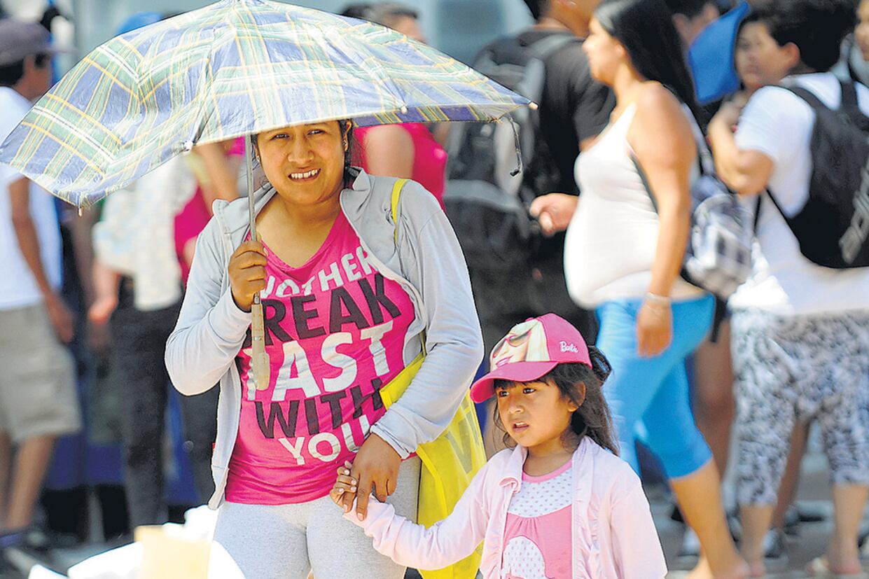 Todo, hasta un paraguas que parece derretirse, fue usado ayer para intentar protegerse del espantoso calor.