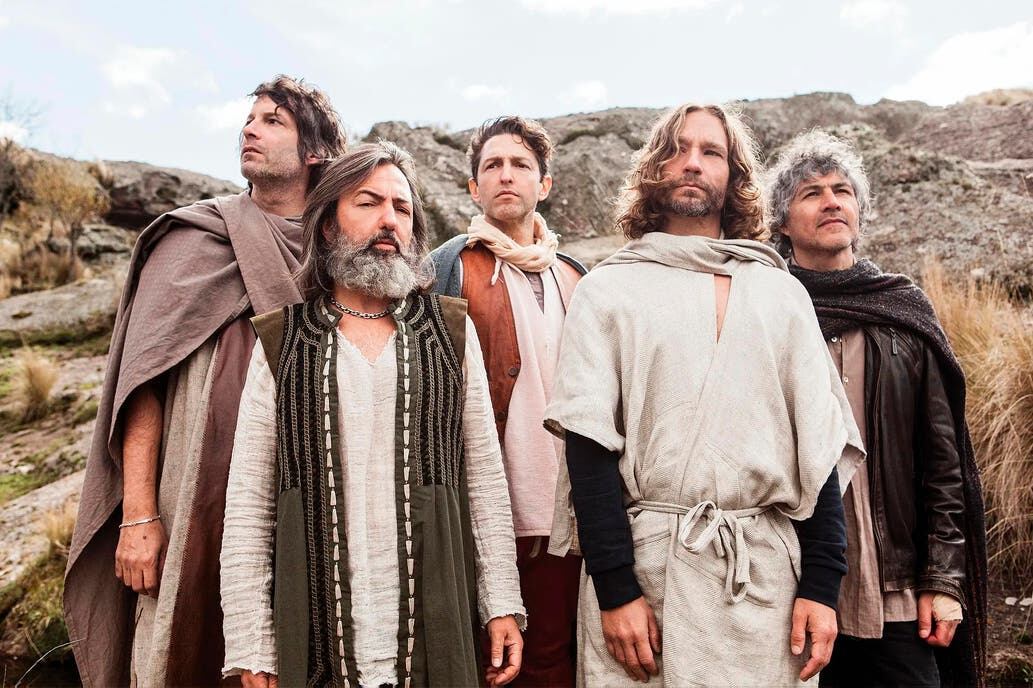 Babasónicos volverá mañana al Luna Park con la gira de su álbum Discutible, del que acaba de publicar un Making Of.