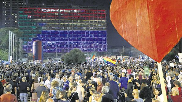 Decenas de miles de personas se manifestaban ayer en Tel Aviv en contra del estado religioso.