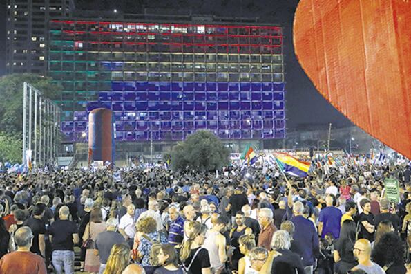 Decenas de miles de personas se manifestaban ayer en Tel Aviv en contra del estado religioso.