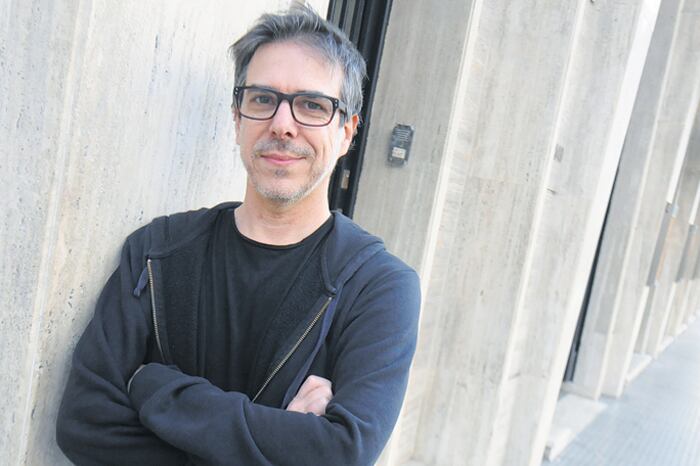 “Estoy repodrido de las crónicas”, asegura Sánchez, que eligió encadenar textuales en su libro.