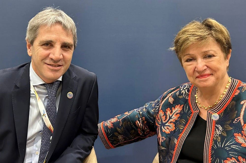 Sonrisas y elogios cruzados entre Caputo y Georgieva. 