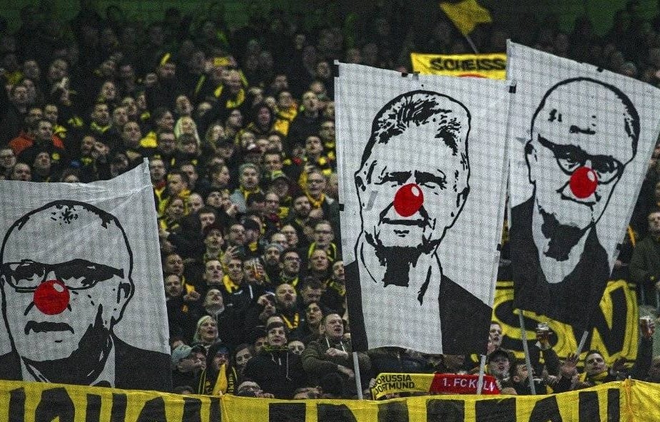 Banderas contra Hopp y otros magnates futboleros entre los hinchas de Borussia Dortmund.