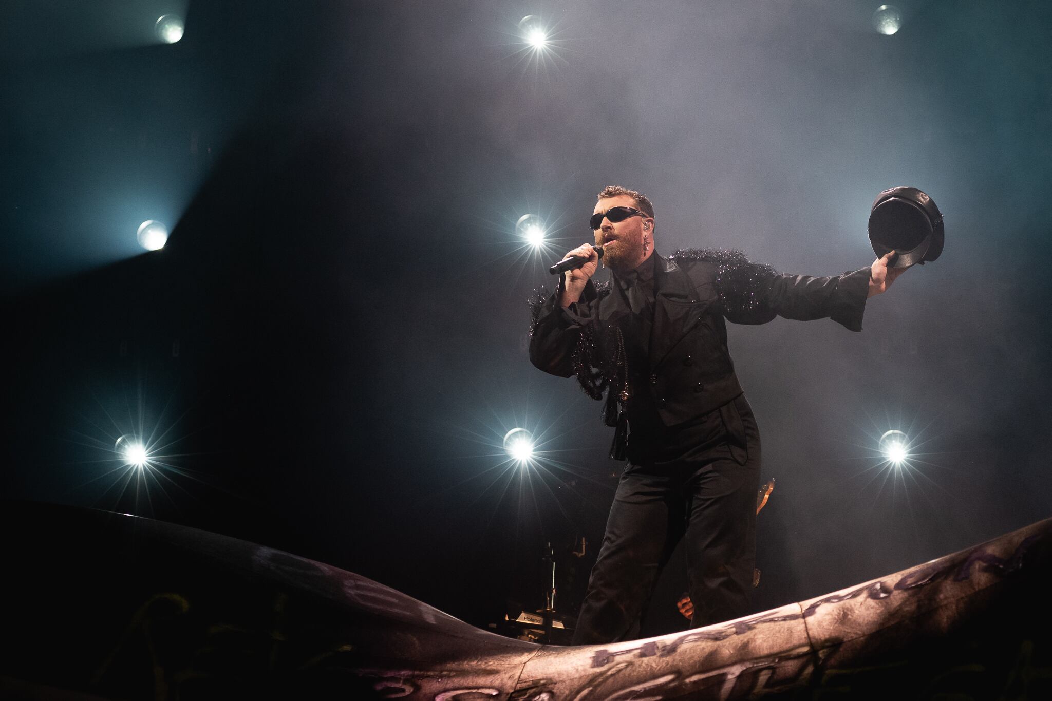 La segunda jornada del LollaAR tuvo propuestas nocturnas al rayo del sol y pop luminoso a medias luces, todo bañado de sol y humedad