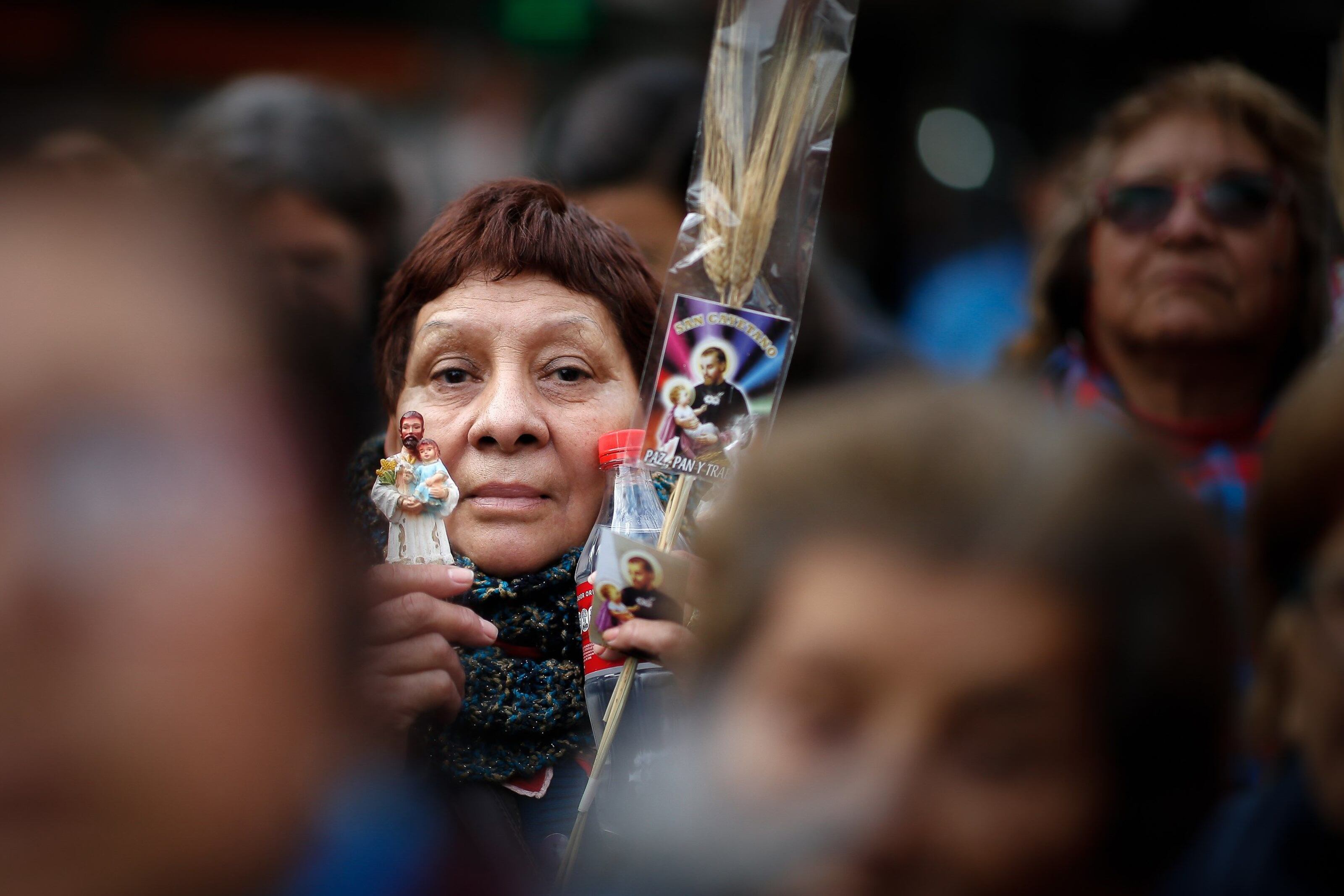 La cola de fieles para agradecer o pedir “pan y trabajo” a San Cayetano no deja de crecer.