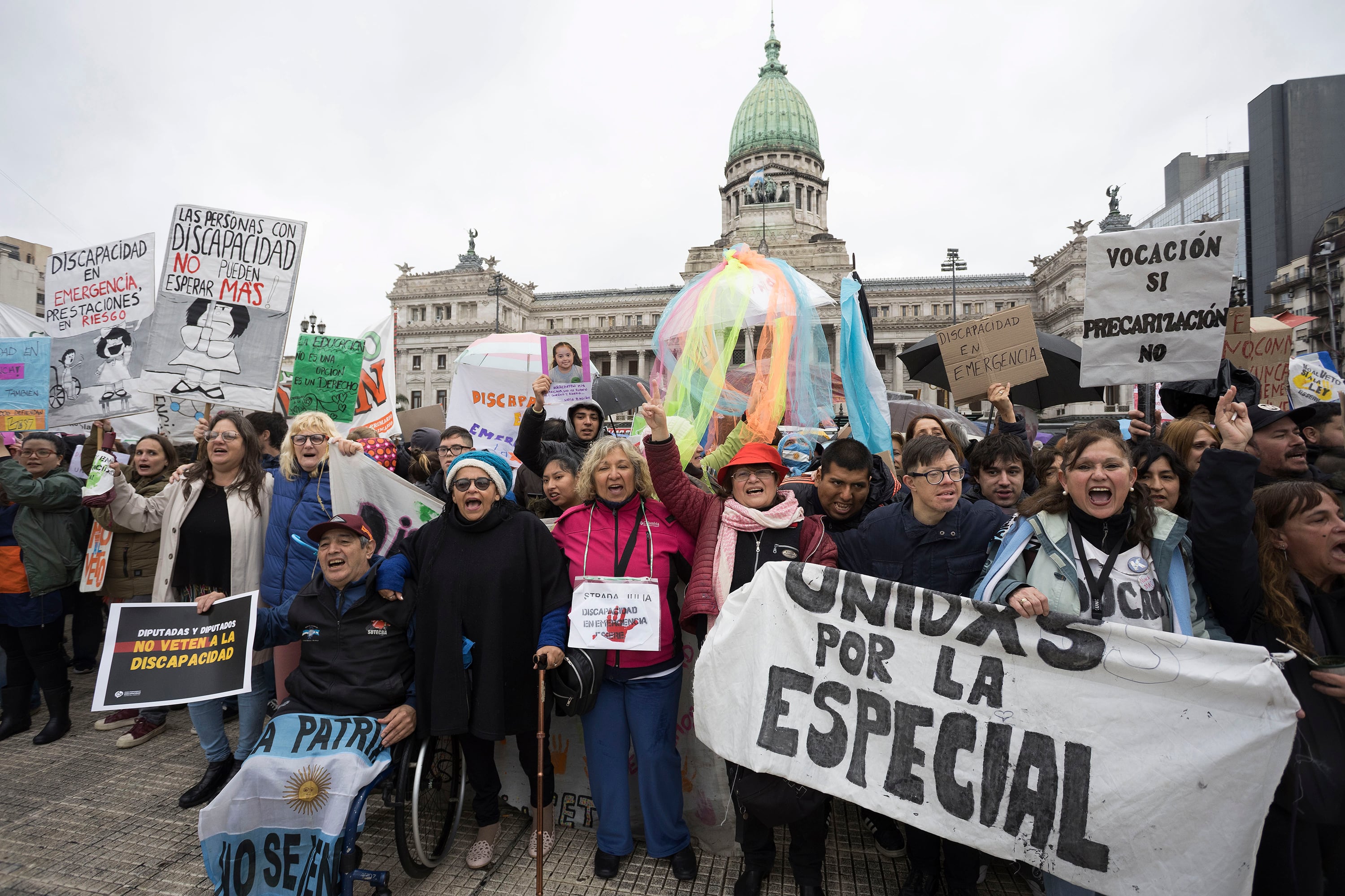 Pancartas y banderas coparon la plaza frente al Congreso.