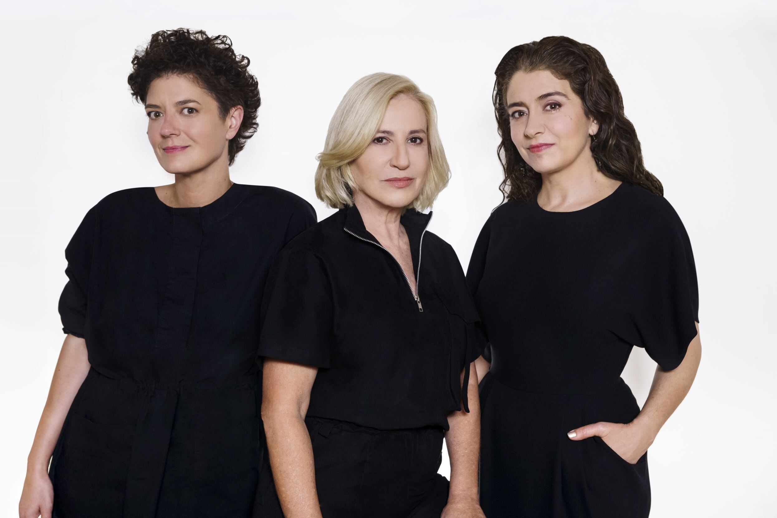 Anahí Berneri, directora de "Elena sabe", junto a las actrices Mercedes Morán y Érica Rivas. Foto: Martín Kraut | Netflix