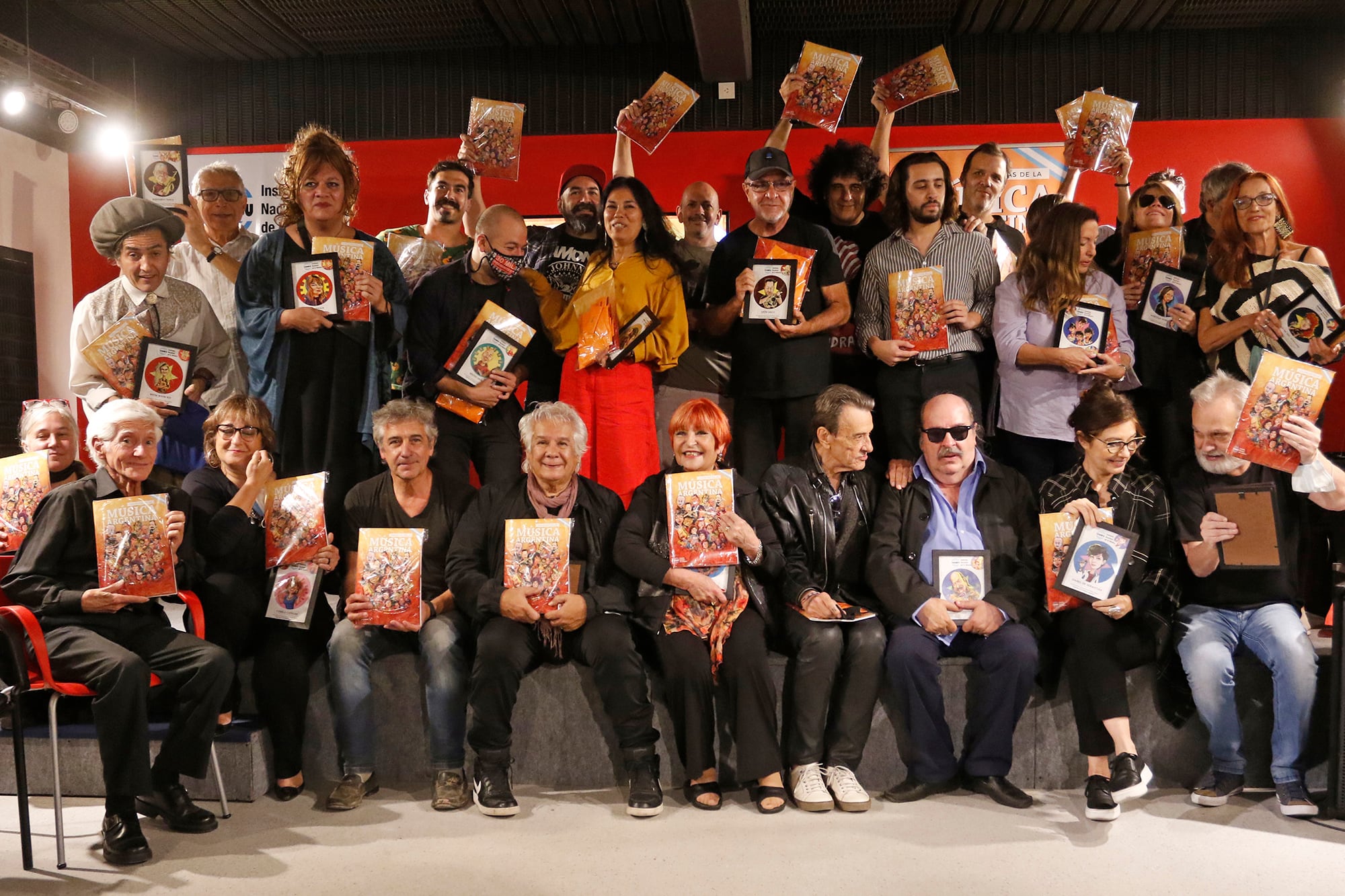 Un verdadero seleccionado de músicos presentó el álbum de figuritas.