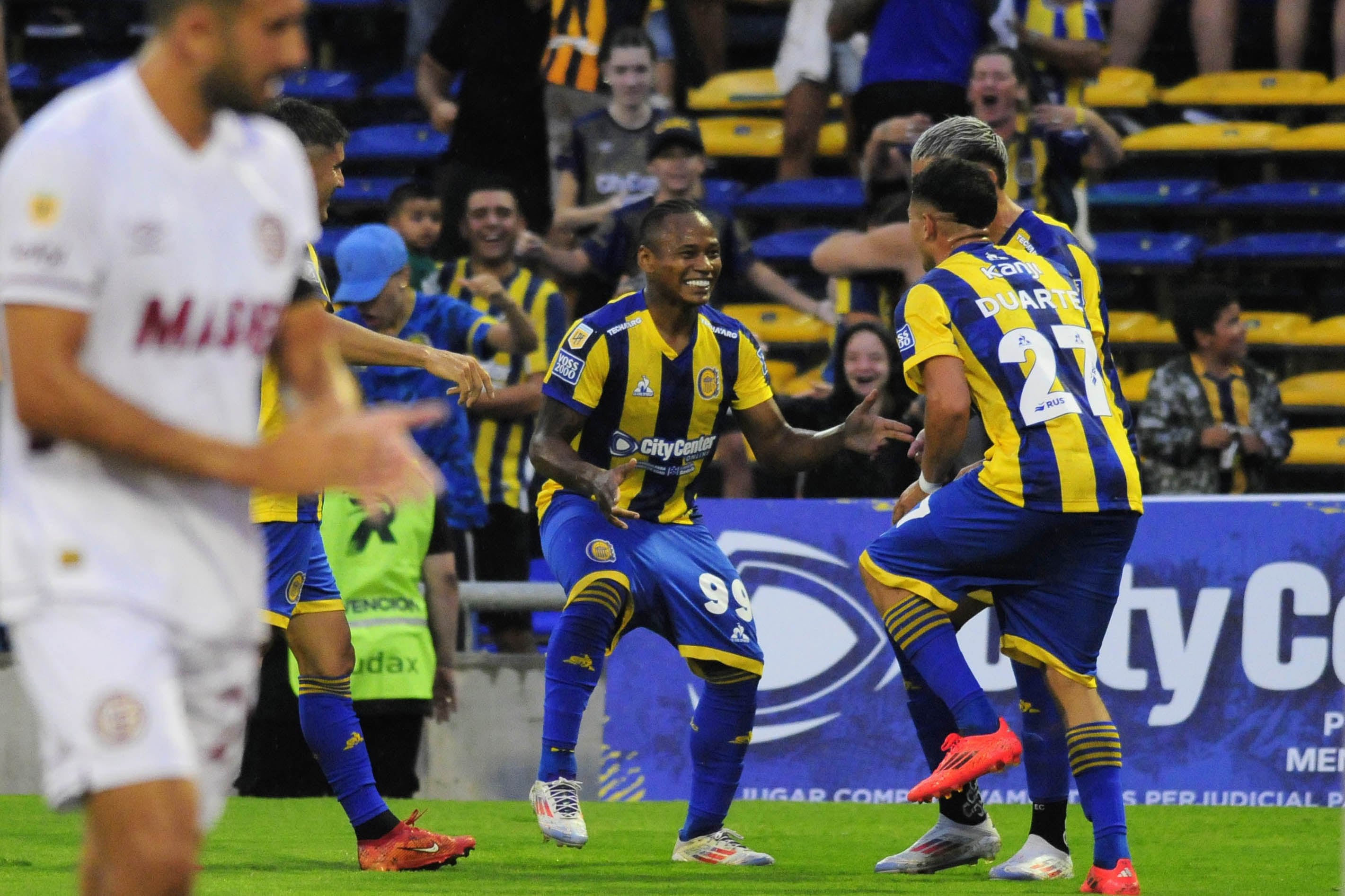 Baila el colombiano Campaz, autor del primero de Central