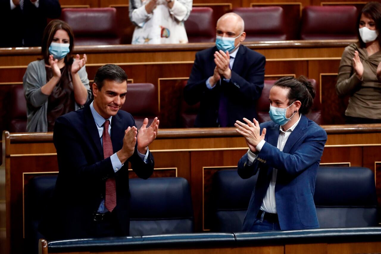 Pedro Sánchez aplaude y es aplaudido por su vice segundo Pablo Iglesias tras hablar en el Congreso.