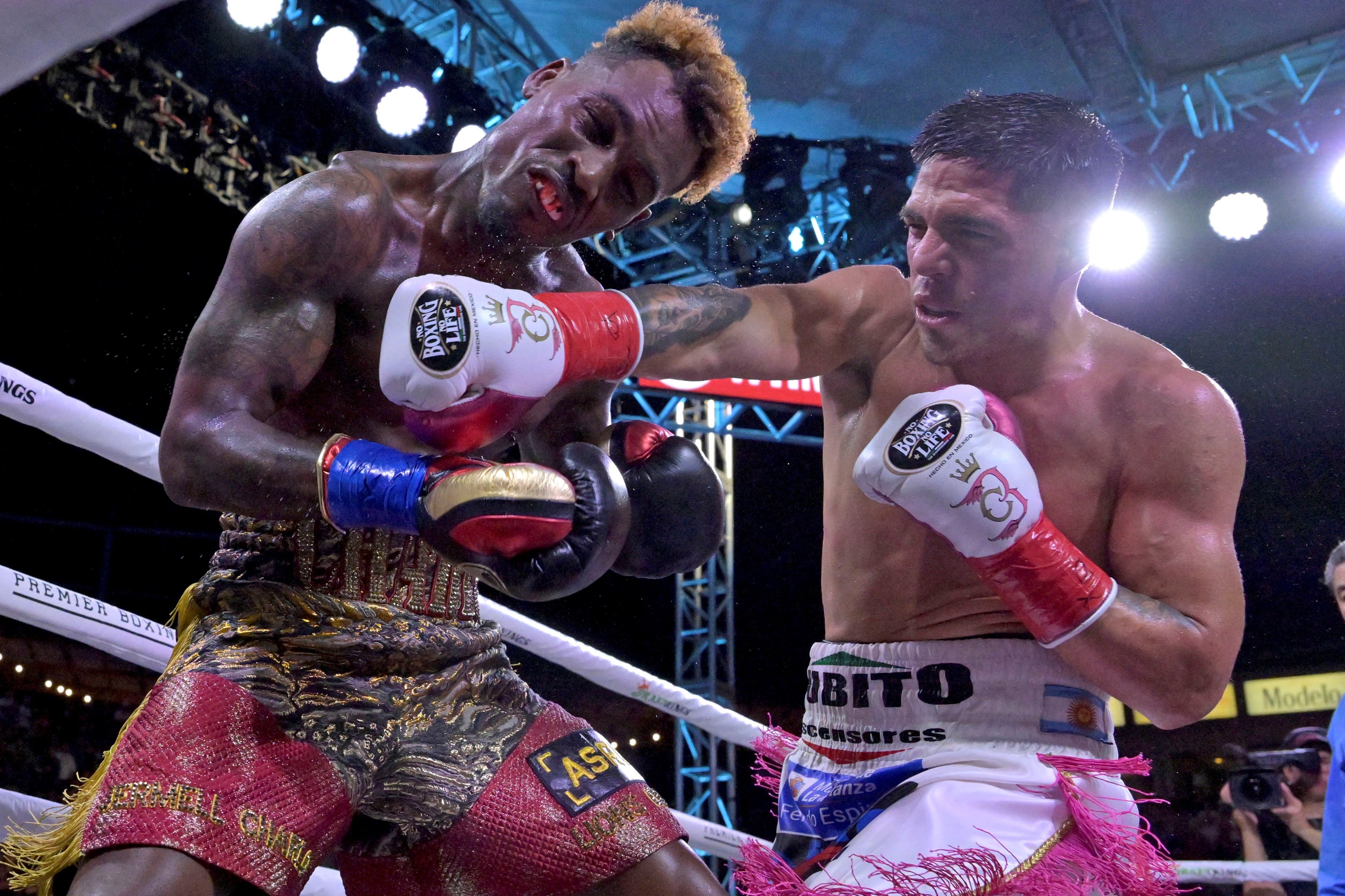 Brian Castaño perdió por nocaut ante Jermell Charlo. Imagen: Télam.  