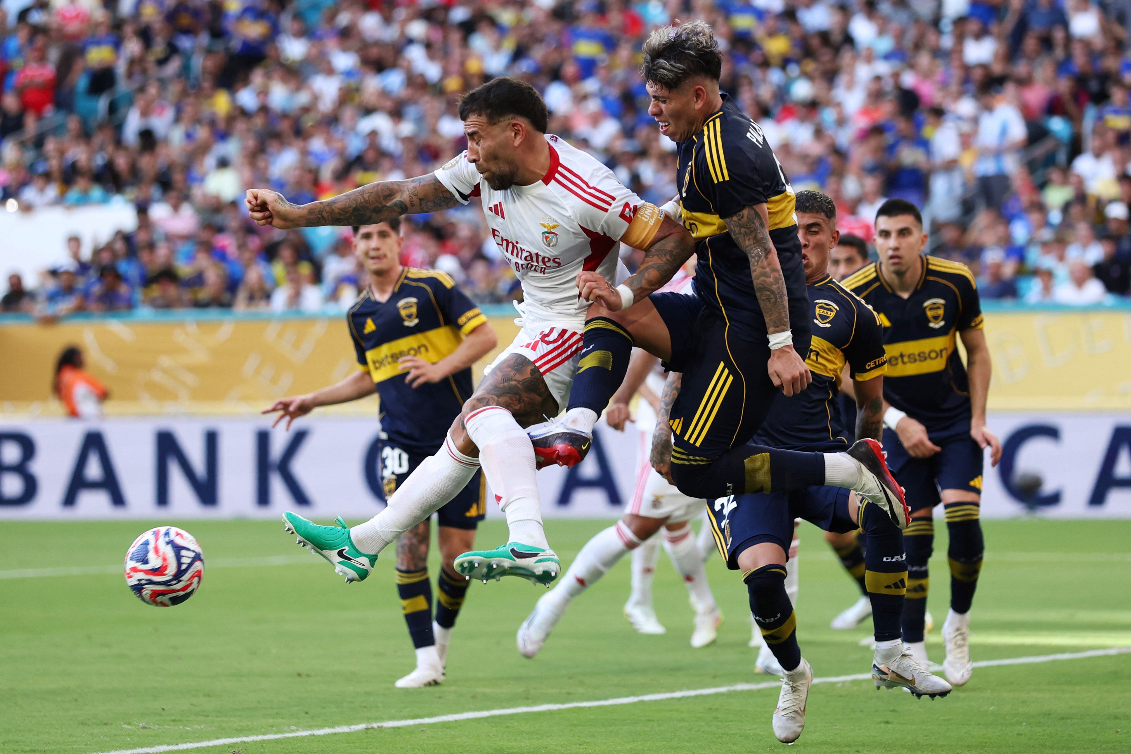 Palacios le comete penal a Otamendi al final del primer tiempo
