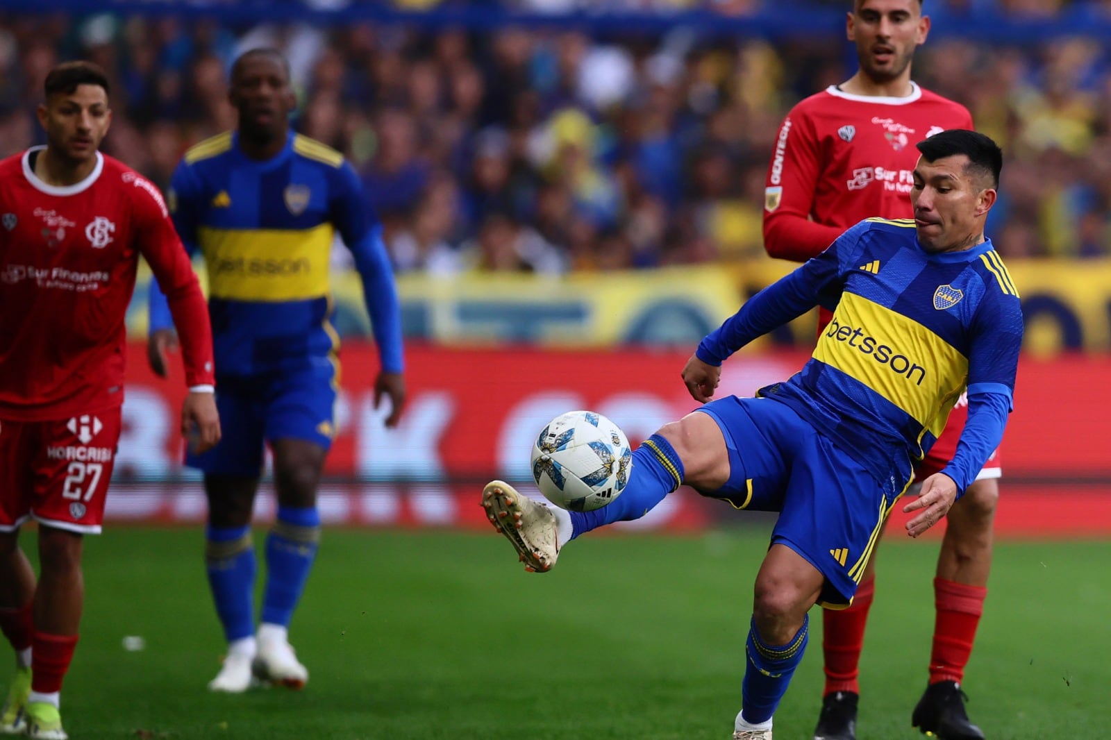 Medel trata de llevarse la pelota