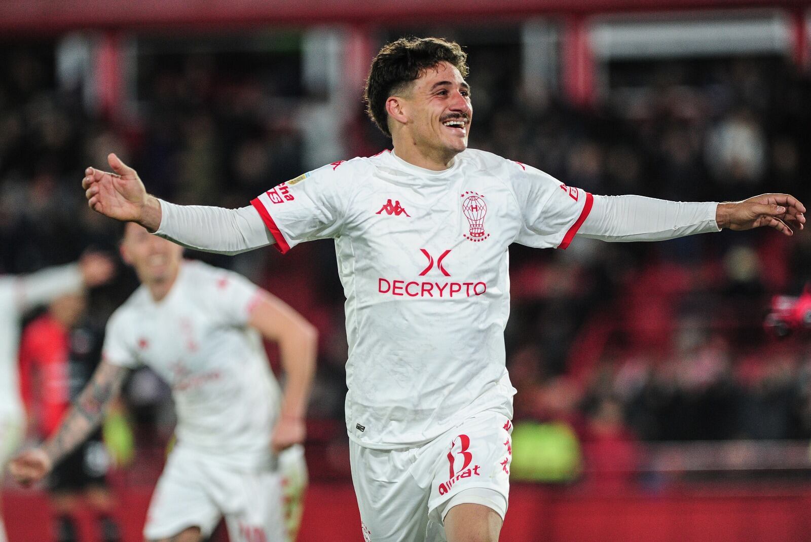 Cóccaro festeja el segundo de sus goles