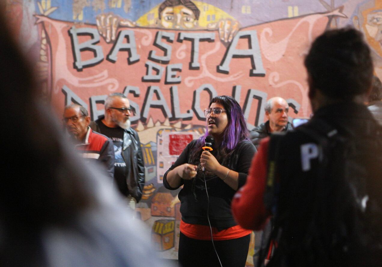 Iliana Llanos en una de las asambleas de quienes residen en Casa Santa Cruz y resistieron un desalojo que les dejaría en la calle.