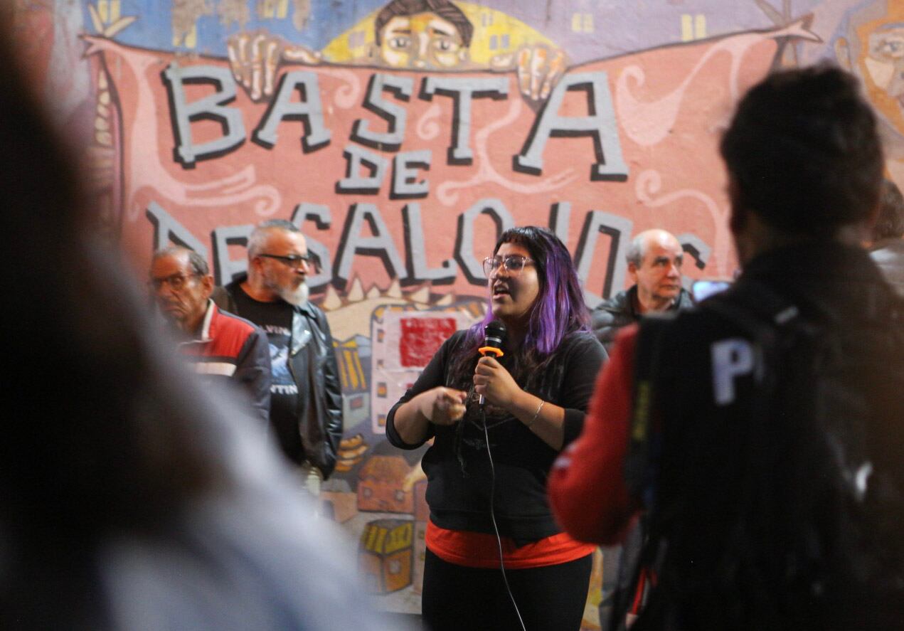 Iliana Llanos en una de las asambleas de quienes residen en Casa Santa Cruz y resistieron un desalojo que les dejaría en la calle.