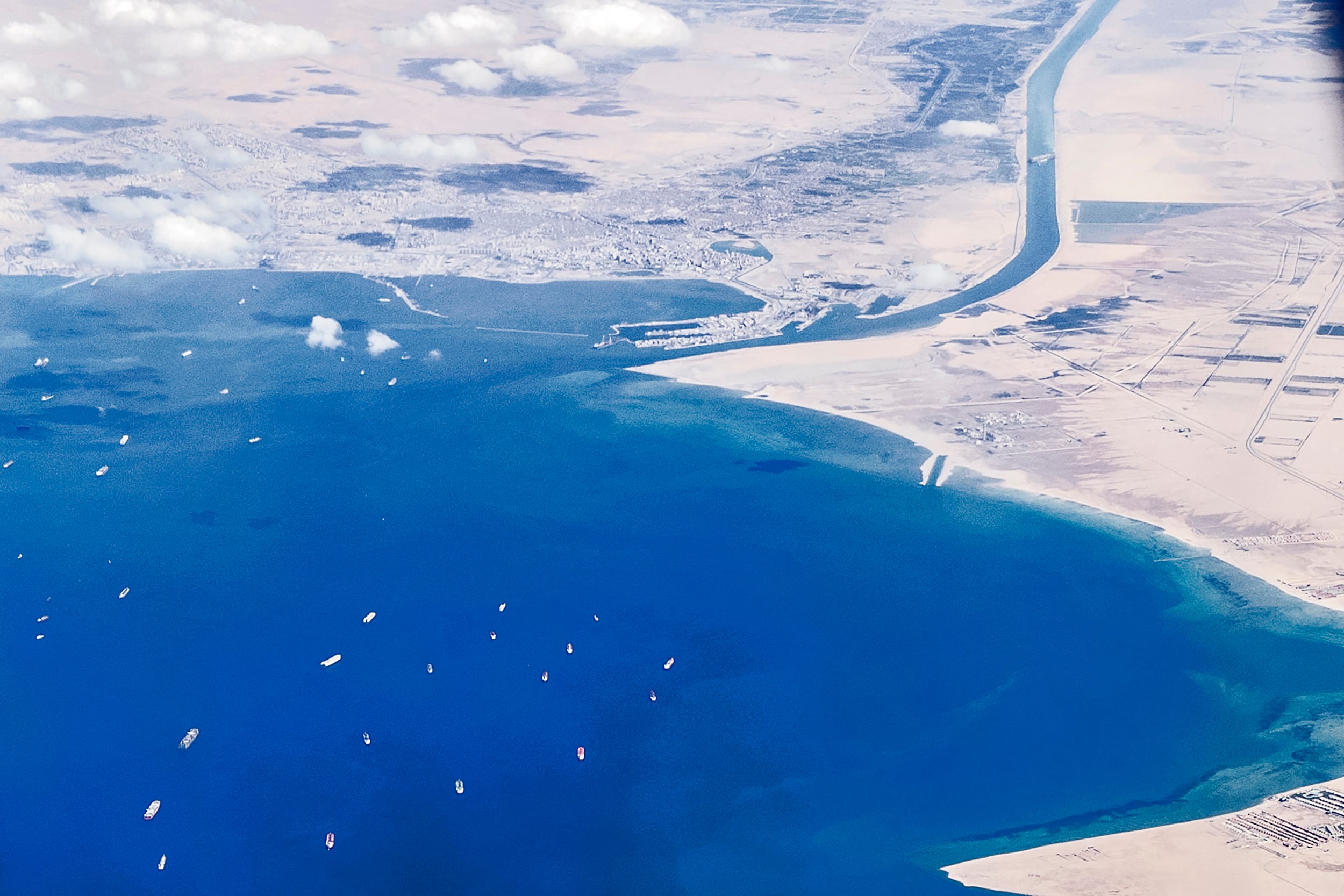 Se siguen acumulando barcos en las entradas al Canal de Suez. 