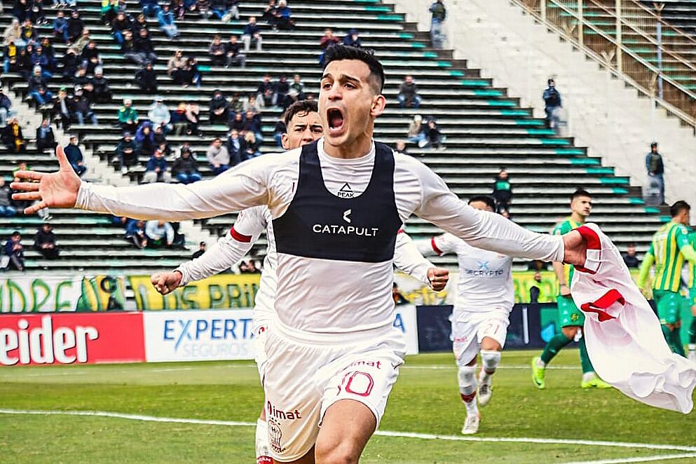 Cristaldo festeja el gol de la victoria, de penal.